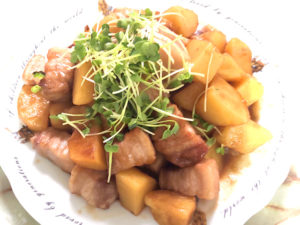 肉とじゃがいもがゴロゴロ！豚バラとポテトの甘辛炒め