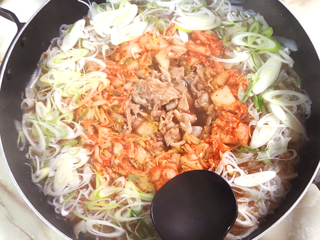 大根の大量消費に！豚キムチのひらひら大根鍋