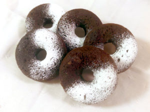 濃厚なチョコの焼きドーナツ