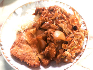 かつやをトンカツで再現！デミトンカツプレート