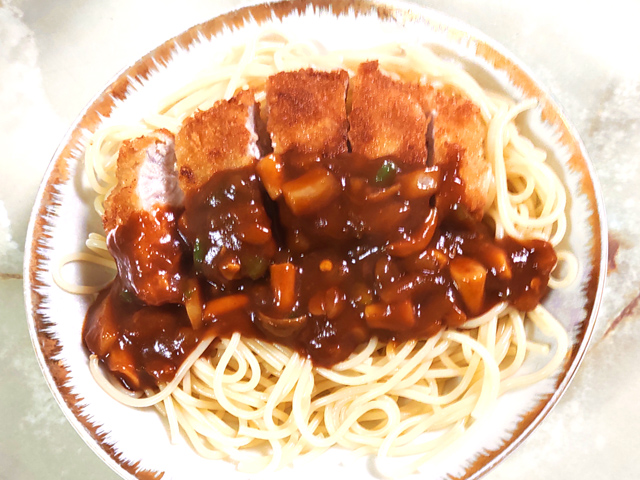 ドミグラスソース缶で！カツ乗せデミグラスパスタ