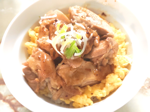 鶏モモの照り焼きと卵そぼろの変わり種親子丼