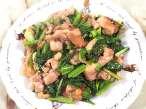 レンジで時短！鶏モモと小松菜の塩とろみ炒め