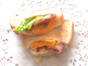 朝食にもぴったり!ベーコンエッグのポケットサンド