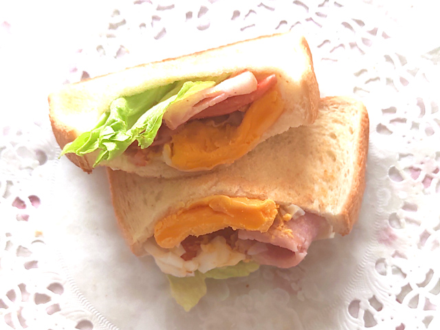 朝食にもぴったり!ベーコンエッグのポケットサンド