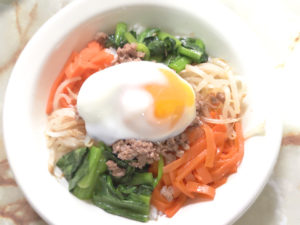 簡単韓国風！小松菜とひき肉のビビンバ丼