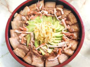 酢飯が苦手な人に！豚バラとアボカドのちらし寿司風