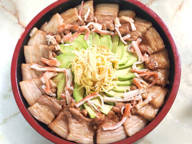 酢飯が苦手な人に！豚バラとアボカドのちらし寿司風