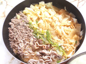 肌寒い夜に！白菜とひき肉のごま味噌坦々風鍋