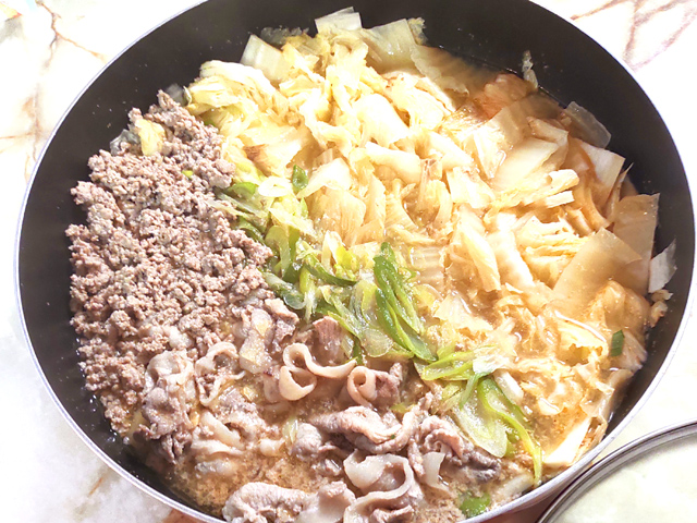 肌寒い夜に！白菜とひき肉のごま味噌坦々風鍋