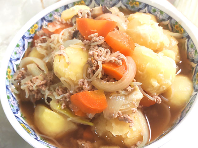 シンプルな甘辛味で！ひき肉の肉じゃが風