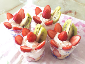 苺たっぷりのダブルクリームで！ミニパフェ風