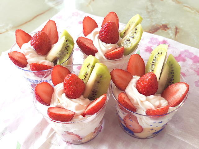 苺たっぷりのダブルクリームで！ミニパフェ風