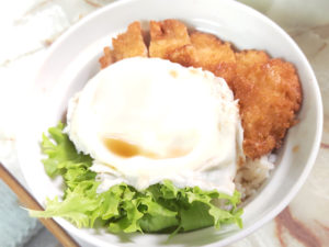 目玉焼きでボリュームUP！豚ロースのたれカツ丼