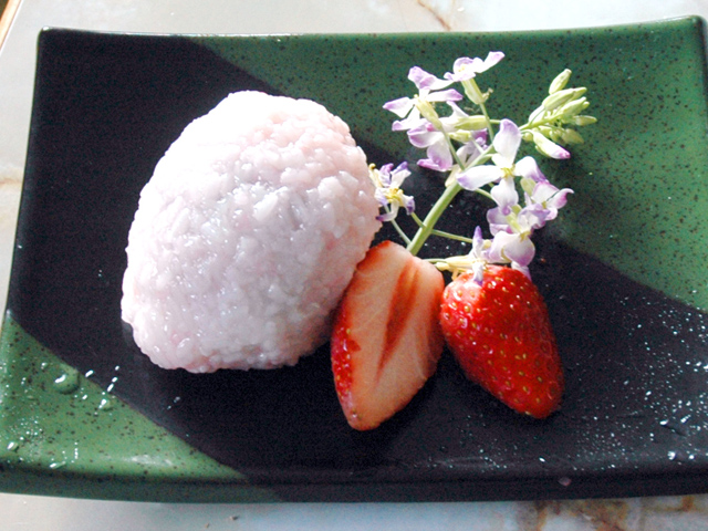 春分や秋分の日に！苺入りのフルーティな牡丹餅