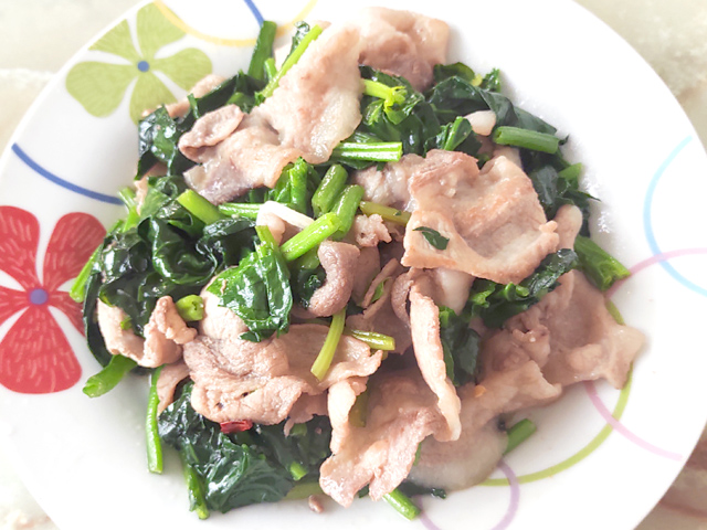 時短！ほうれん草と豚こまのピリ辛甘酢炒め