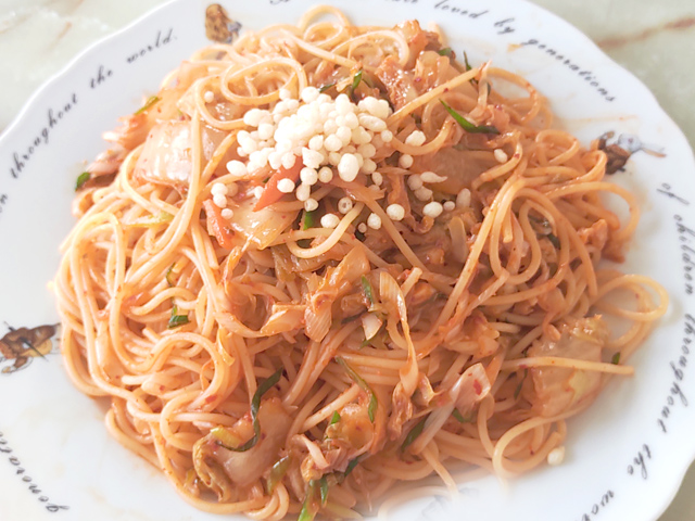 キムチたっぷり！キムチとネギのピリ辛パスタ