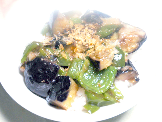 夏野菜で！レンジで完結！ナスとピーマンの麺つゆ丼