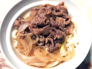 丸〇風？牛の切り落としと玉ねぎの肉うどん