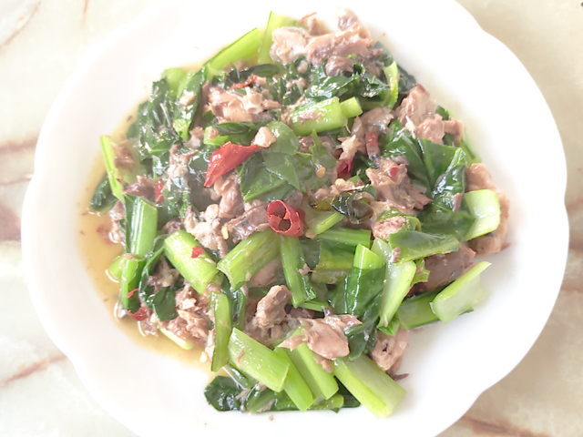 鯖缶アレンジ！オイル漬け鯖缶と小松菜のピリ辛炒め