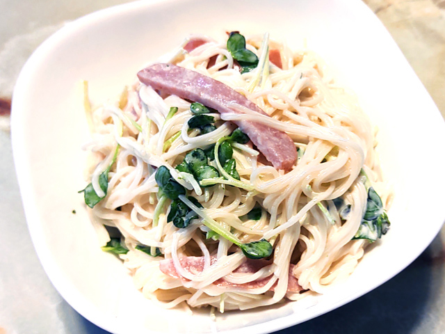 ちゃちゃっと！貝割れとソーセージのそうめんサラダ