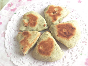 グルテンフリー！蓬と米粉のフライパンスコーン