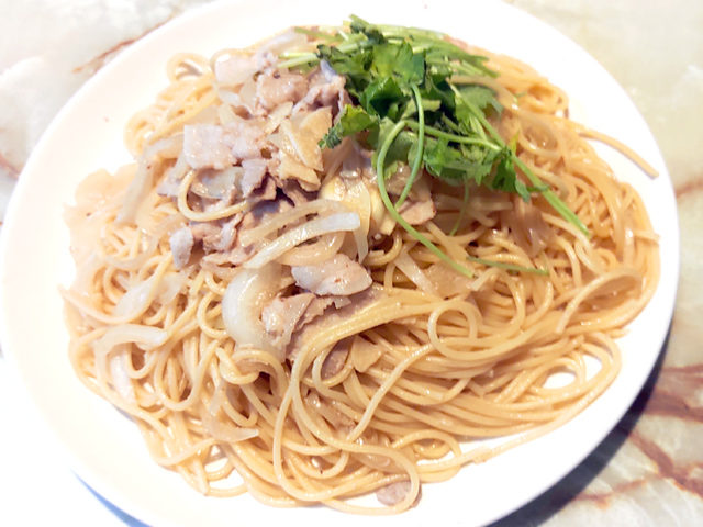 バター醤油風で！豚バラと玉ねぎのお手軽パスタ