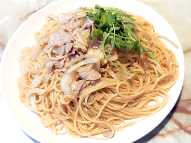 バター醤油風で！豚バラと玉ねぎのお手軽パスタ
