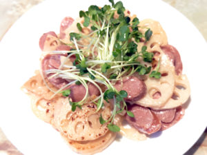 水煮で時短！レンコンとソーセージのマヨ醤油炒め