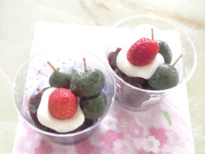 子供の日にも！蓬と苺の串団子カップ