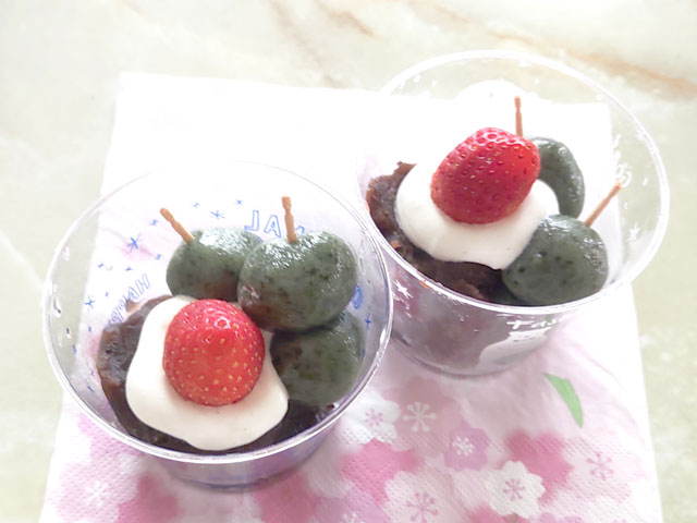 子供の日にも！蓬と苺の串団子カップ