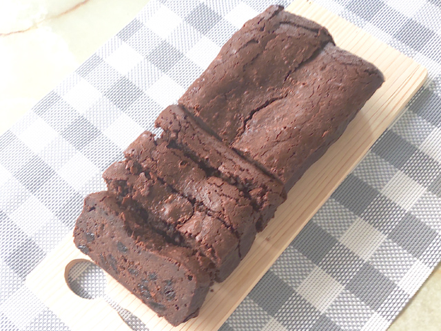 レーズンたっぷり！生チョコ風パウンドケーキ