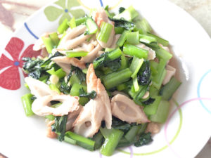 ささっと副菜！小松菜と竹輪のめんつゆ炒め