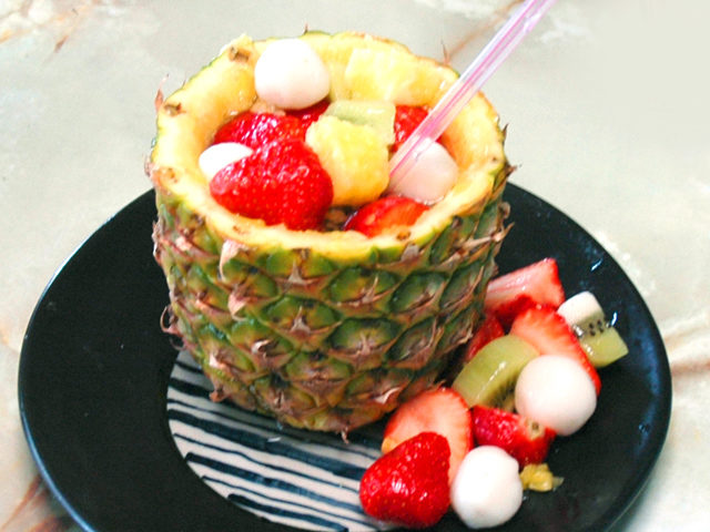 パイナップルを器にして！白玉入りフルーツポンチ