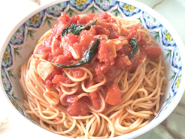 肉なし！トマト缶とガーリックのシンプルパスタ