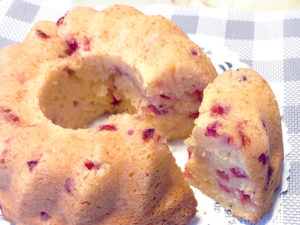 甘酸っぱさが癖になる？赤すぐりのクグロフケーキ