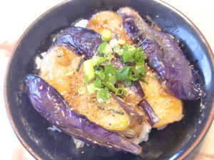 100均のうなぎのふりかけをプラス！ナスの蒲焼丼