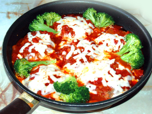 冷凍ハンバーグで！フライパンで煮込みハンバーグ