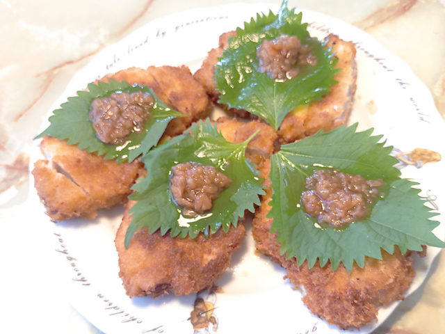 さっぱりソースで！トンカツの梅しそソース添え