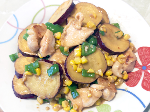 コーン入り！さつまいもと鶏むねのバター醤油風炒め