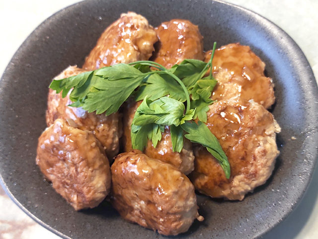 お弁当にも！鶏ひき肉で作るつくねの甘辛ソースがけ
