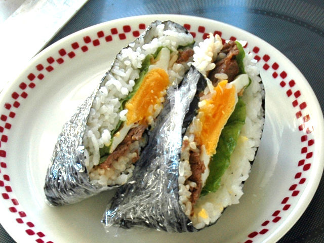 好きな焼肉でアレンジ！焼肉と卵のおにぎらず