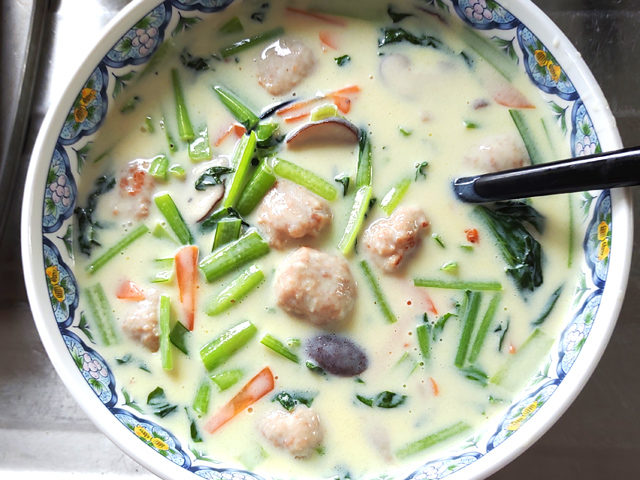 ルーを使うから簡単！小松菜と肉団子のクリームスープ