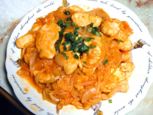 辛さでポカポカ！鶏胸肉と玉ねぎの辛みそ炒め