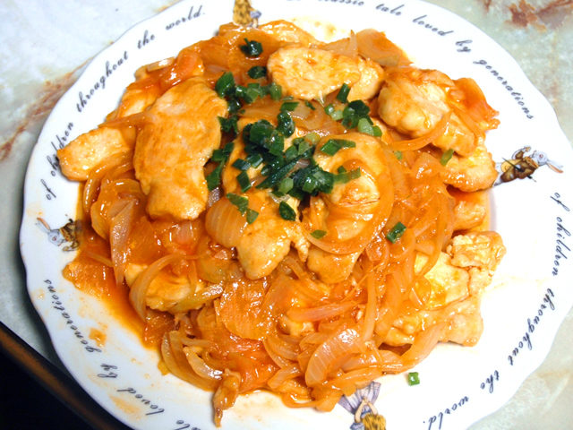 辛さでポカポカ！鶏胸肉と玉ねぎの辛みそ炒め