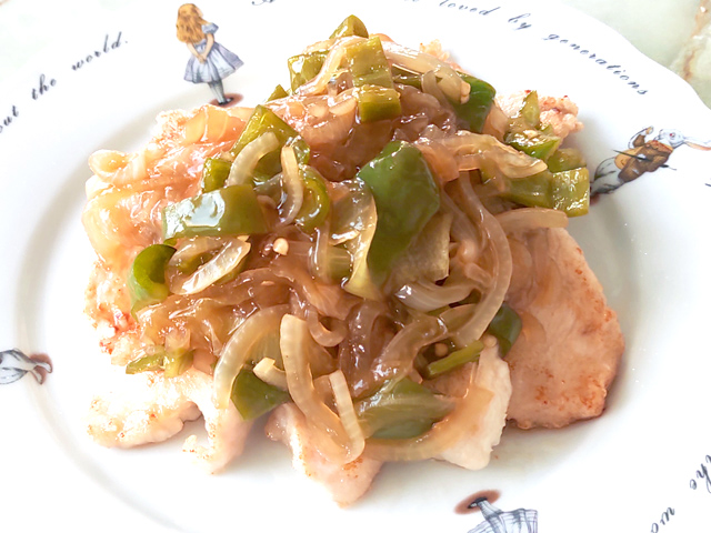 鶏むね肉で！鶏と玉ねぎ・ピーマンの甘酢醤油ソース