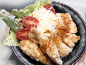 鶏むね肉で！鶏天のタルタル・甘辛ソース丼