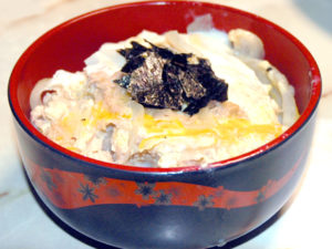 鶏肉が無い時でも作れる親子丼です。 親子と言う割には、ちょっと複雑な親子関係です。 卵でとじると、あっという間に親子丼もどきが完成です。 鶏肉より簡単かも？！