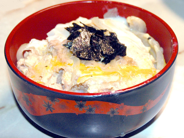 鶏肉が無い時でも作れる親子丼です。 親子と言う割には、ちょっと複雑な親子関係です。 卵でとじると、あっという間に親子丼もどきが完成です。 鶏肉より簡単かも？！