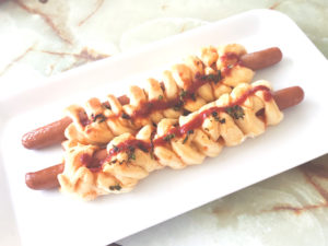 ロングソーセージを使って！手ごねの編みパン